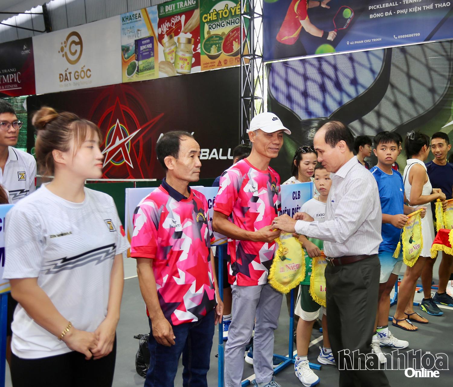 Ông Nguyễn Tuấn Thanh-Phó Giám đốc Sở Văn hóa, Thể thao và Du lịch tặng cờ lưu niệm cho đại diện các đơn vị về dự giải.