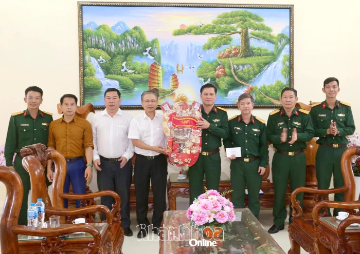 Phó Chủ tịch UBND tỉnh Khánh Hòa Trần Hòa Nam thăm, tặng quà các đơn vị quân đội và gia đình thương binh