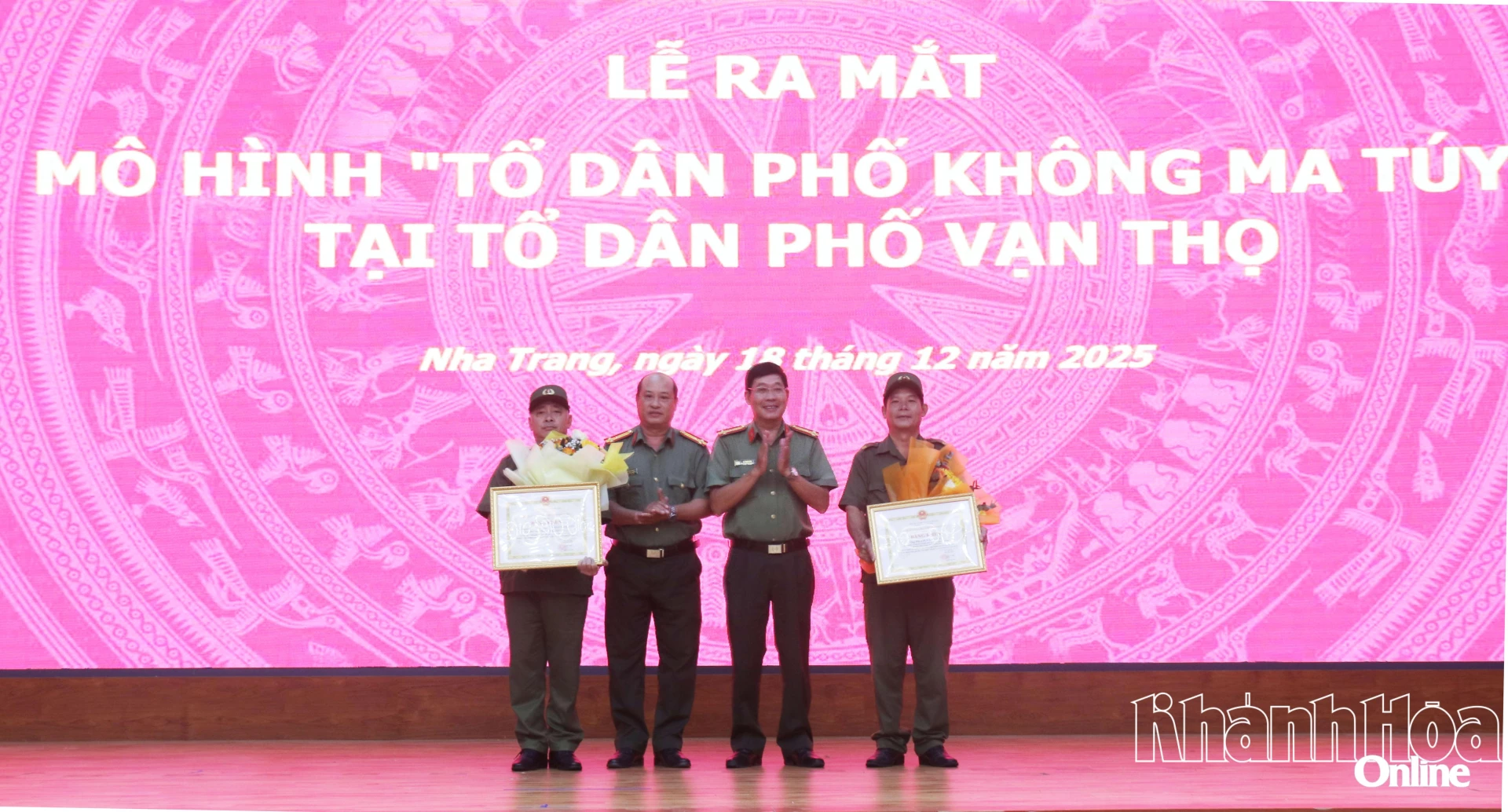 Thừa ủy quyền của Chủ tịch UBND tỉnh, đại diện lãnh đạo đơn vị nghiệp vụ Công an tỉnh đã trao bằng khen của UBND tỉnh cho 1 tập thể, 1 cá nhân thuộc phường Nha Trang đã có thành tích xuất sắc, tiêu biểu