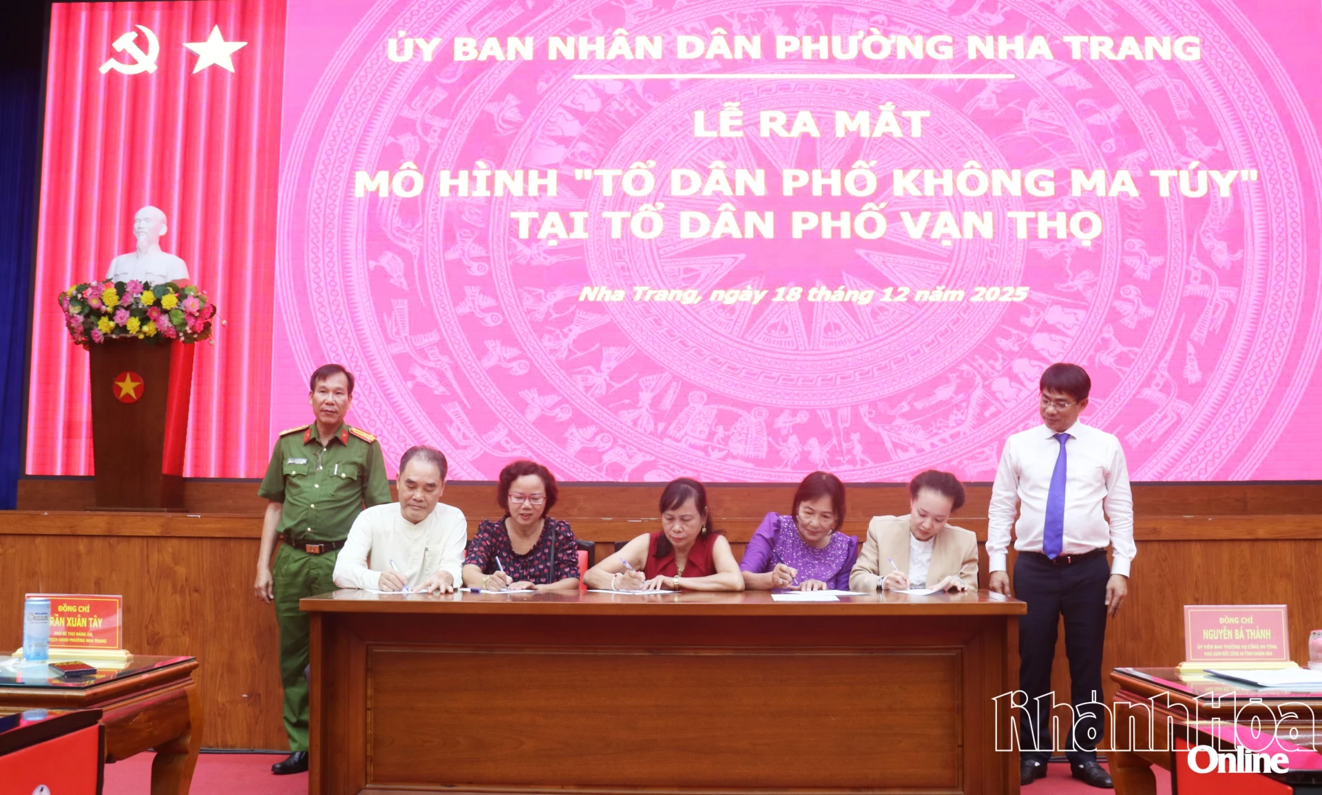 Đại diện các hộ dân tổ dân phố Vạn Thọ ký cam kết tham gia Mô hình Tổ dân phố không ma túy tại tổ dân phố Vạn Thọ