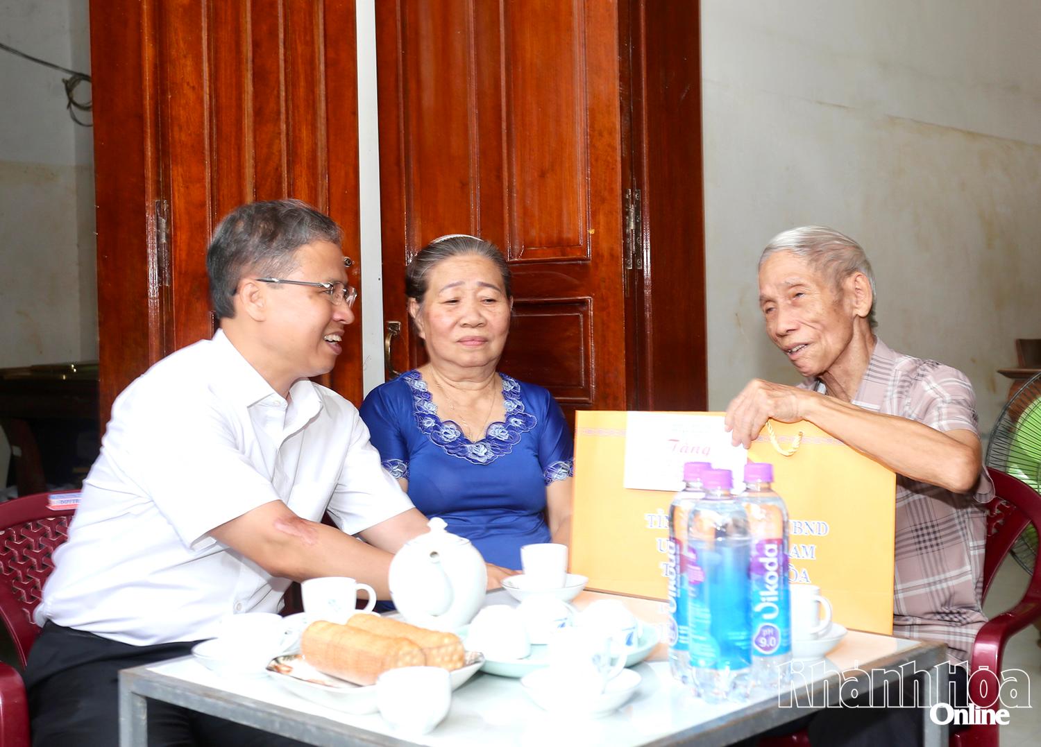 Phó Chủ tịch UBND tỉnh Trần Hòa Nam thăm, tặng quà thương binh Nguyễn Hồng Lâm, xã Diên Điền.