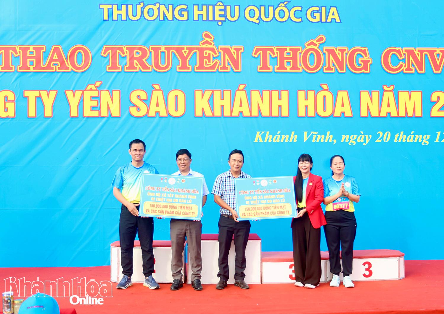 Lãnh đạo công ty trao bảng biểu trưng hỗ trợ người dân 2 xã Khánh Vĩnh và Tây Khánh Vĩnh găp khó khăn trong đợt mưa lũ vừa qua.