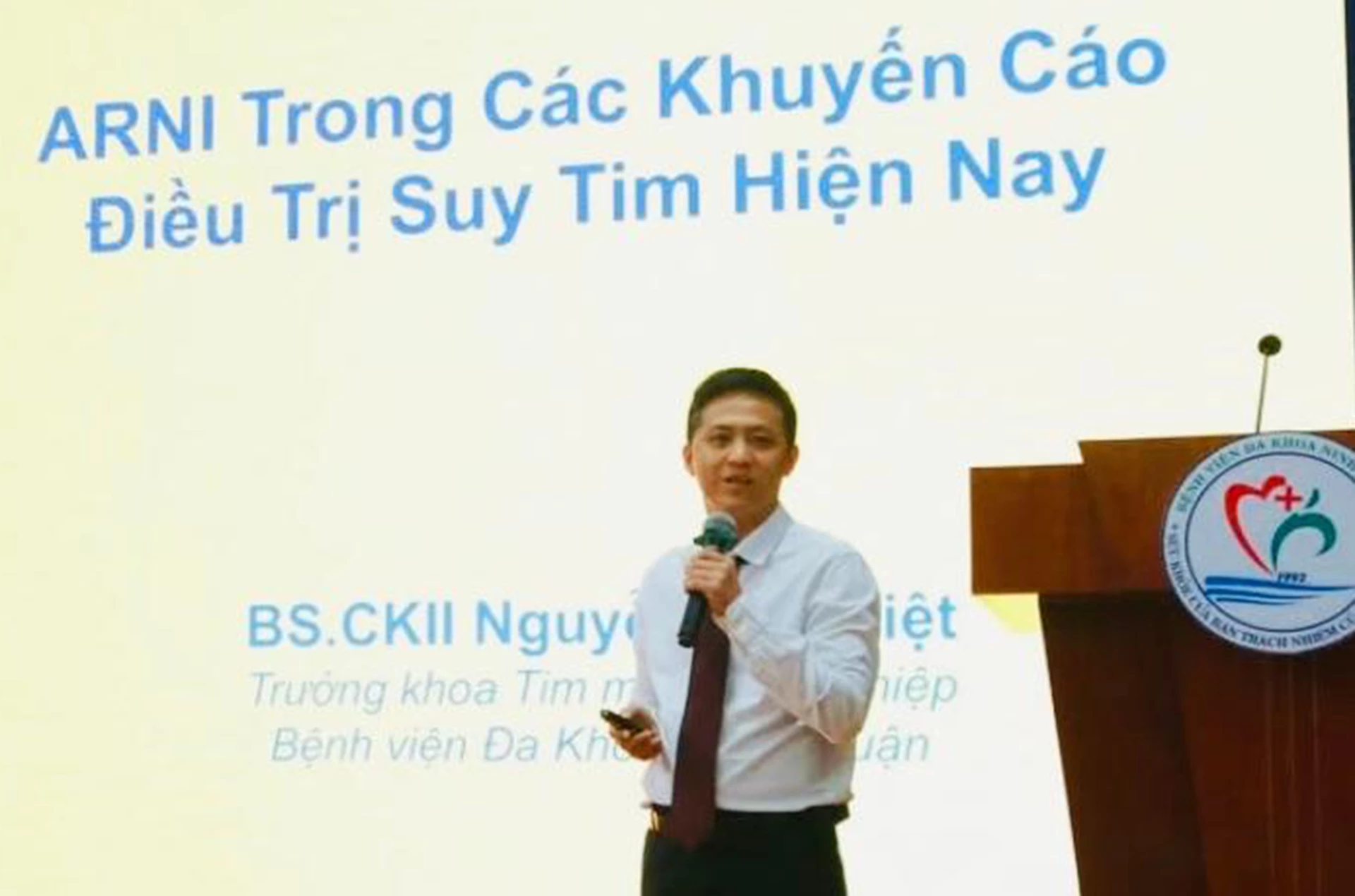 Chuyên gia báo cáo đề tài khoa học tại hội thảo.