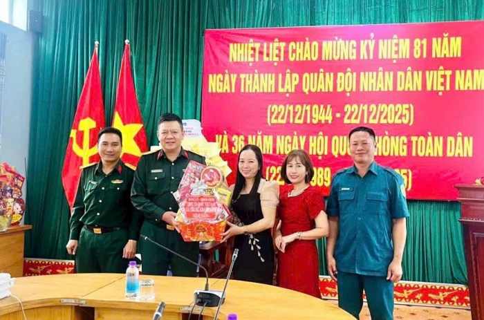 Lãnh đạo xã Trung Khánh Vĩnh thăm, chúc mừng các đơn vị quân đội