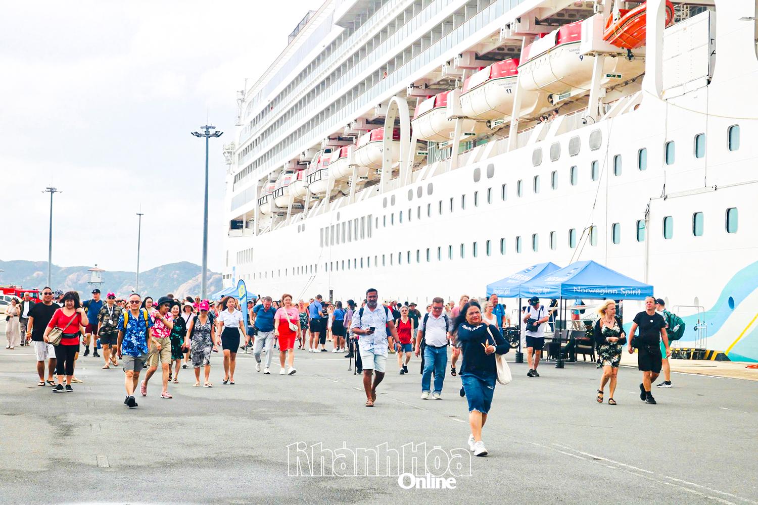 Khách du lịchtàu Norwegian Spirit  lên bờ để tham gia các tour du lịch ở Khánh Hòa và các vùng phụ cận.