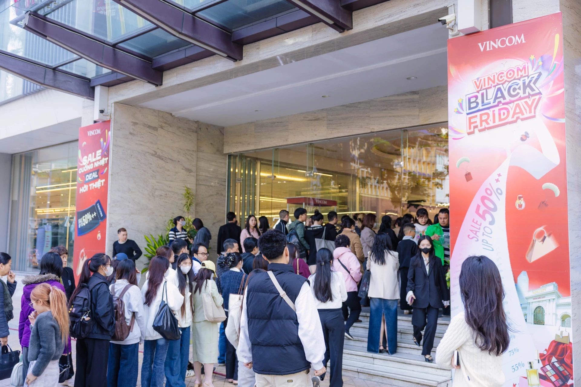Khách háo hức xếp hàng từ sớm trước Vincom Center Bà Triệu sáng 28-11.