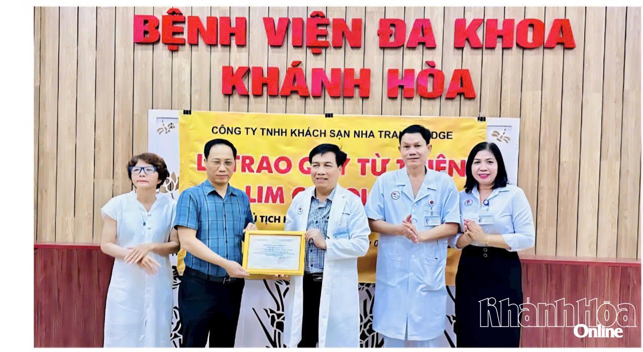 Lãnh đạo Bệnh viện Đa khoa Khánh Hòa tiếp nhận nguồn hỗ trợ cho bệnh nhân từ Công ty TNHH Khách sạn Nha Trang Lodge
