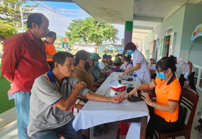 Khám bệnh, phát thuốc, tặng quà cho người dân xã Diên Khánh