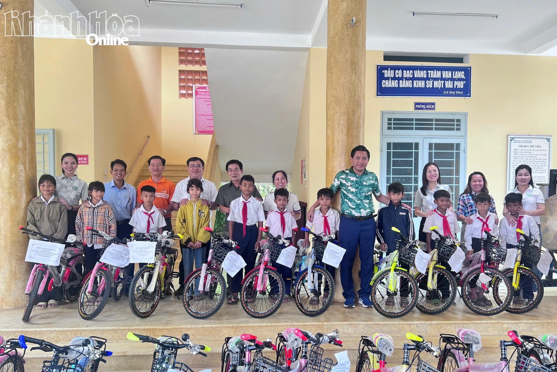 Lãnh đạo địa phương và đại diện các đơn vị trao tặng xe đạp cho học sinh Trường Tiểu học Khánh Thượng.