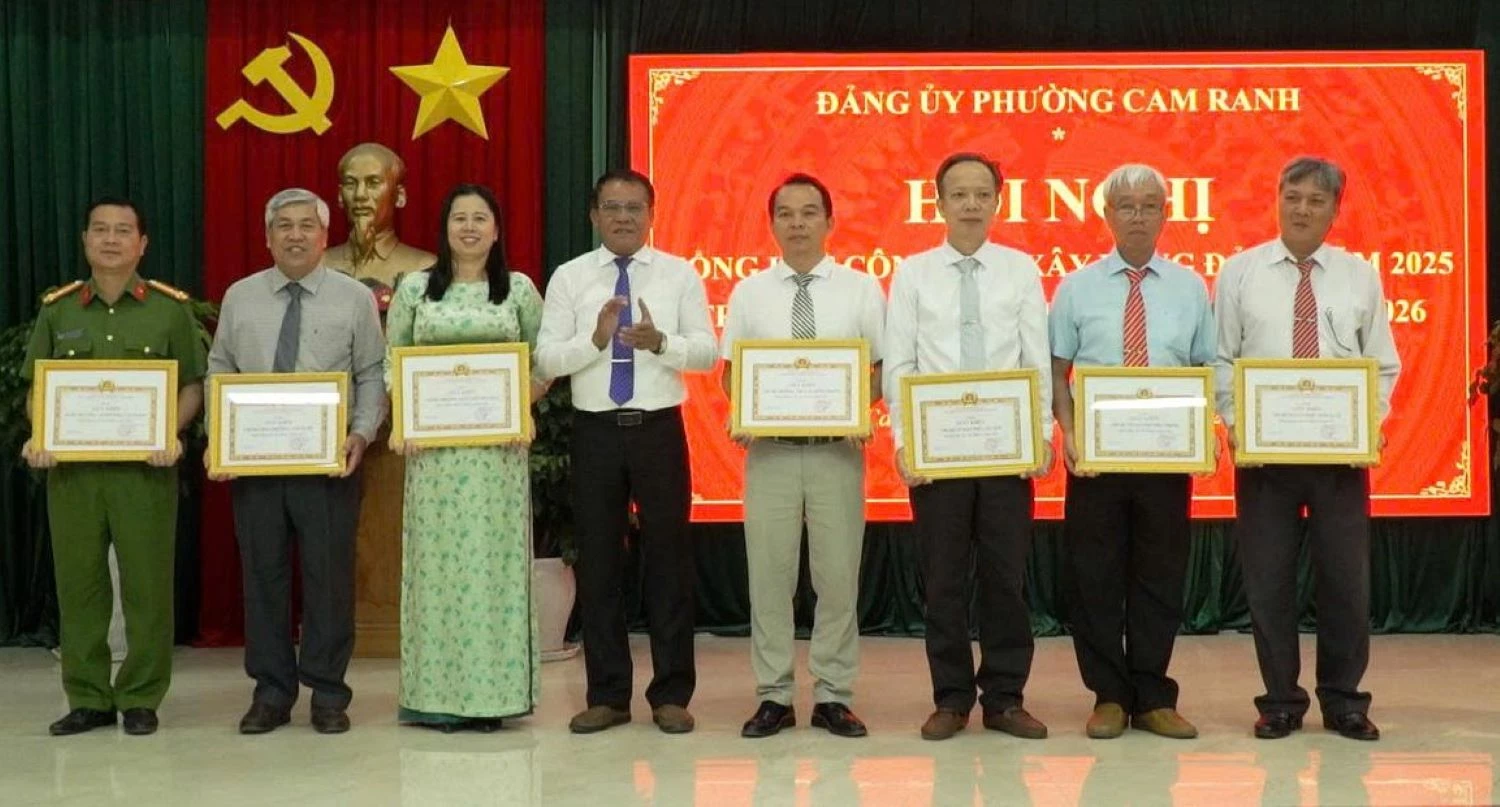 Lãnh đạo Đảng ủy phường Cam Ranh khen thưởng các tập thể có thành tích xuất sắc.