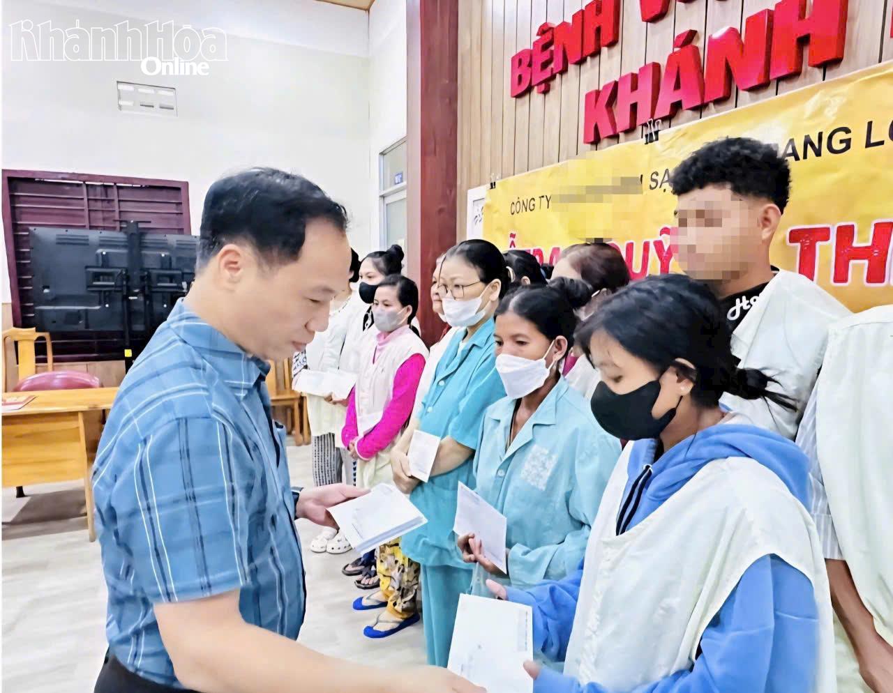 Đại điện Công ty TNHH Khách sạn Nha Trang Lodge trao tặng tiền cho bệnh nhân