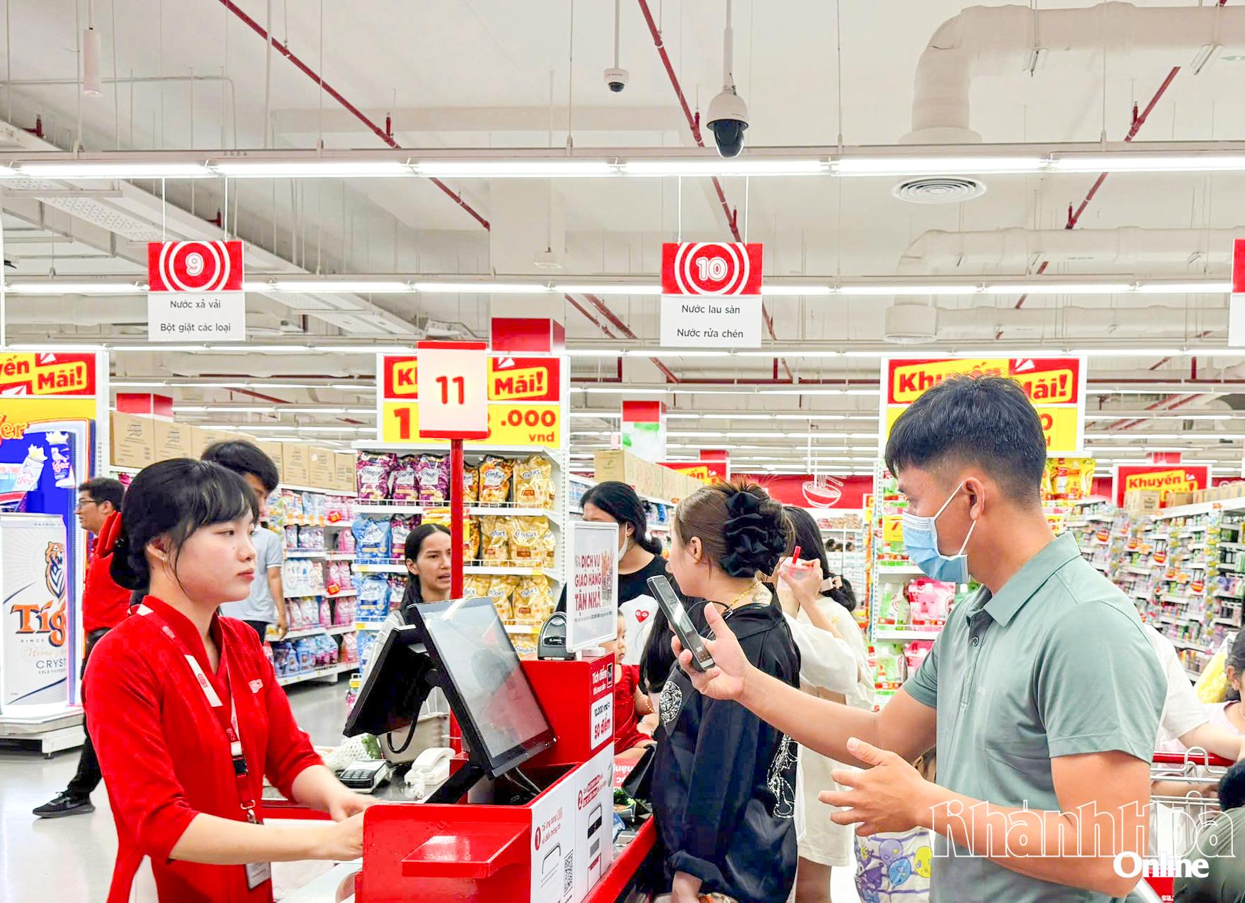 Thanh toán không dùng tiền mặt tại siêu thị.