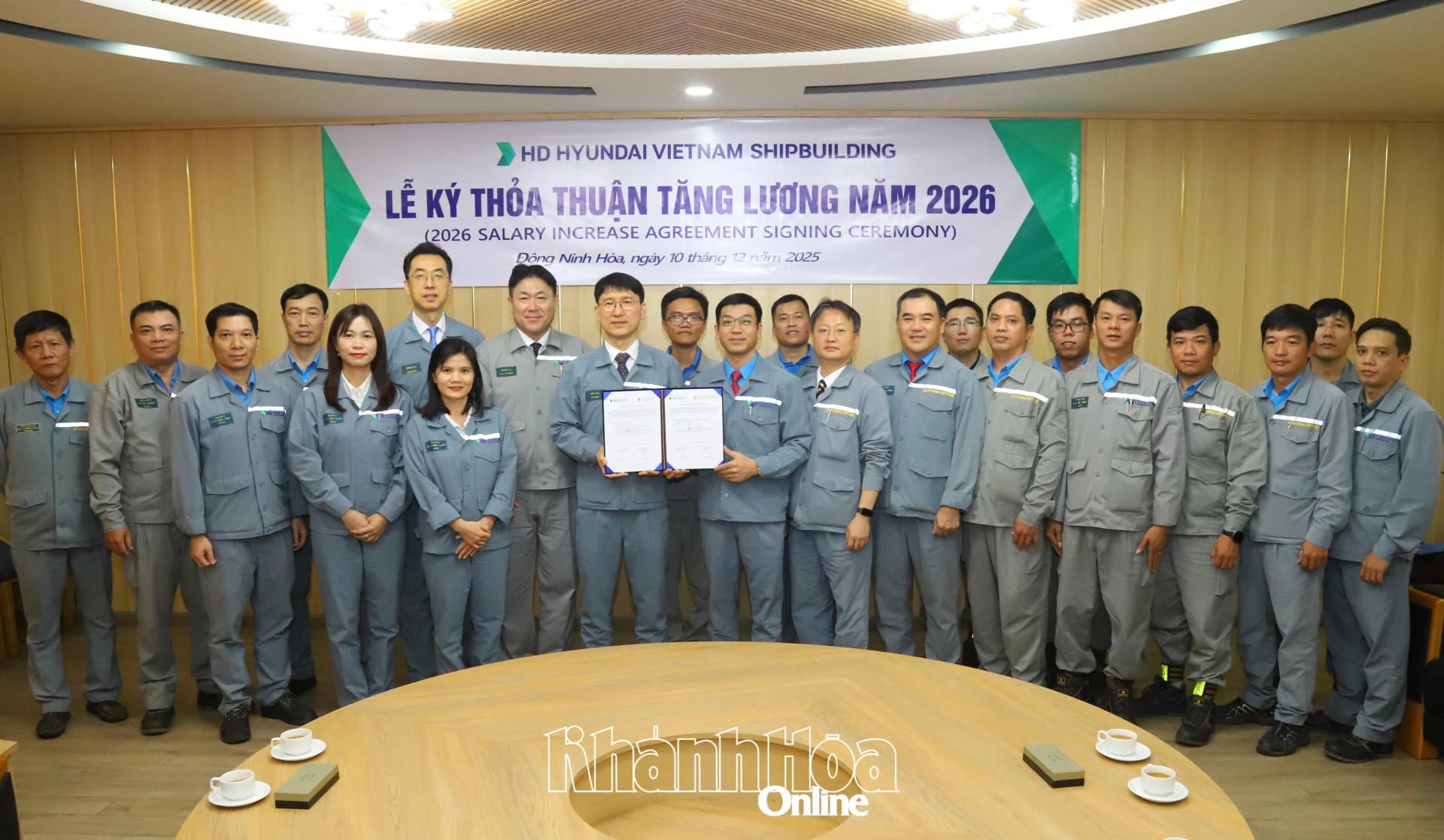 Ban Chấp hành Công đoàn cơ sở và lãnh đạo Công ty TNHH Đóng tàu HD Hyundai Việt Nam ký kết thỏa thuận tăng lương cơ bản năm 2026 cho người lao động.