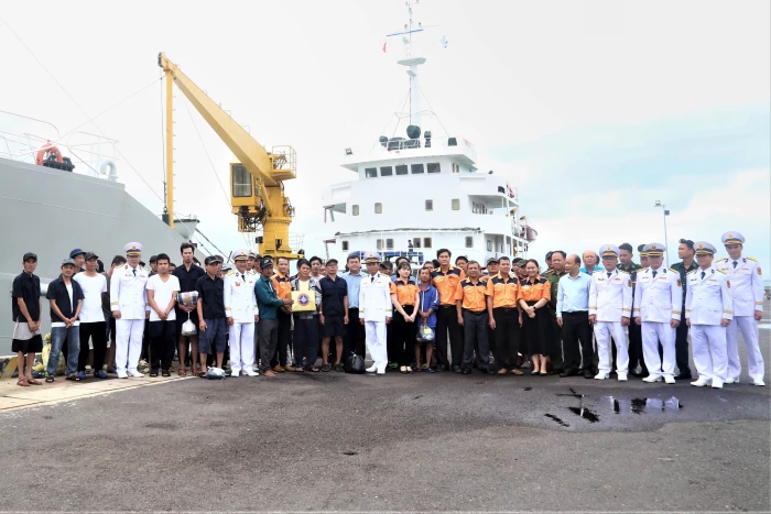 Vùng 4 Hải quân đưa 52 ngư dân gặp nạn trên biển về đất liền an toàn