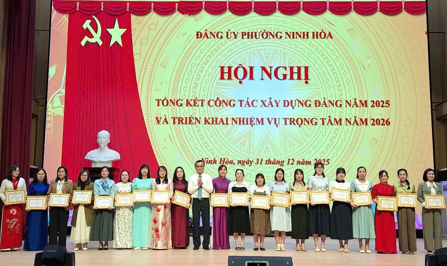 Lãnh đạo Đảng ủy phường trao giấy khen cho các cá nhân hoàn thành xuất sắc nhiệm vụ năm 2025.

