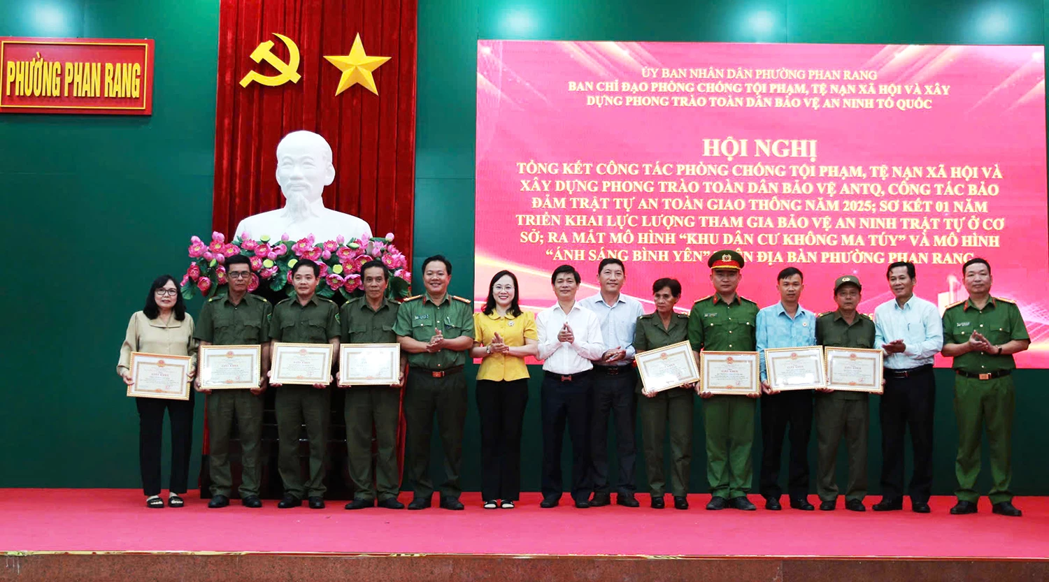 Lãnh đạo phường Phan Rang khen thưởng các tập thể, cá nhân đạt thành tích xuất sắc trong công tác xây dựng phong trào Toàn dân bảo vệ an ninh Tổ quốc năm 2025.