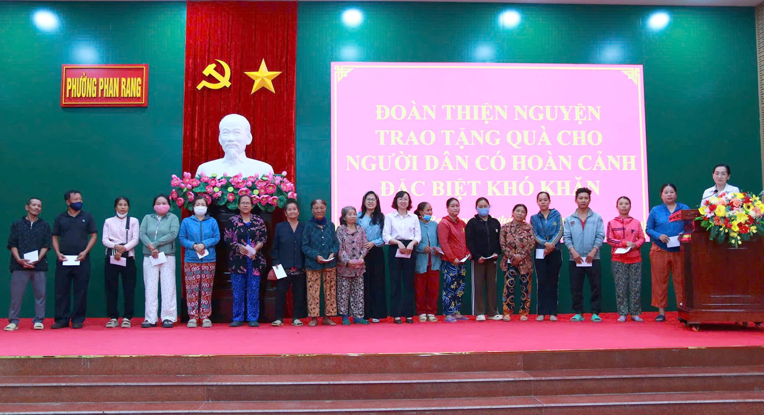 Lãnh đạo phường Phan Rang và đoàn thiện nguyện trao quà cho người dân.