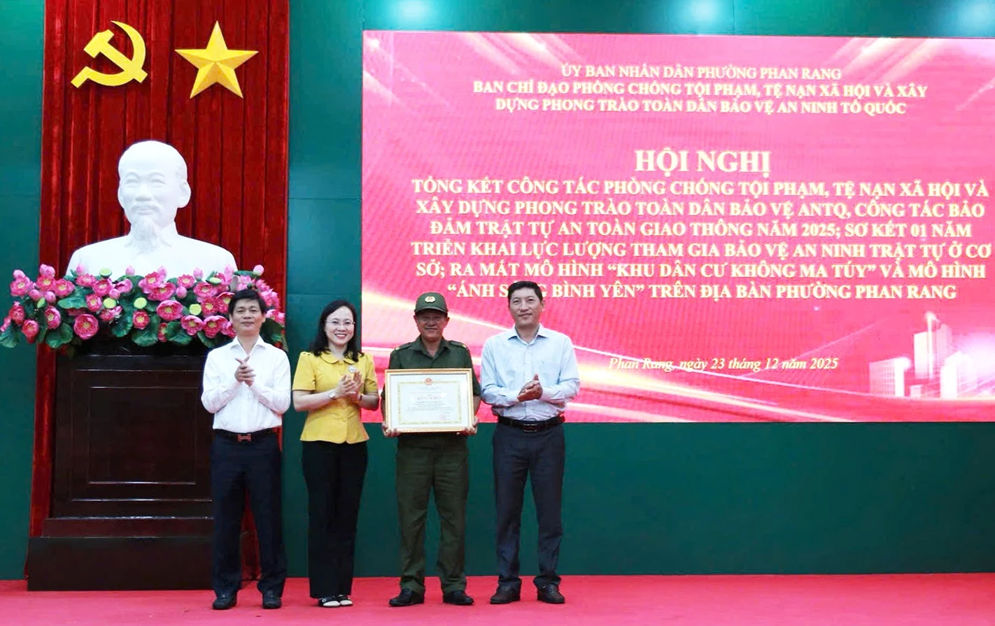 Lãnh đạo phường trao bằng khen của UBND tỉnh cho 1 cá nhân.