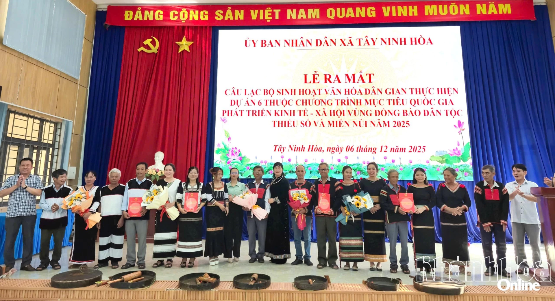 Lãnh đạo xã Tây Ninh Hòa trao quyết định cho đại diện các câu lạc bộ.