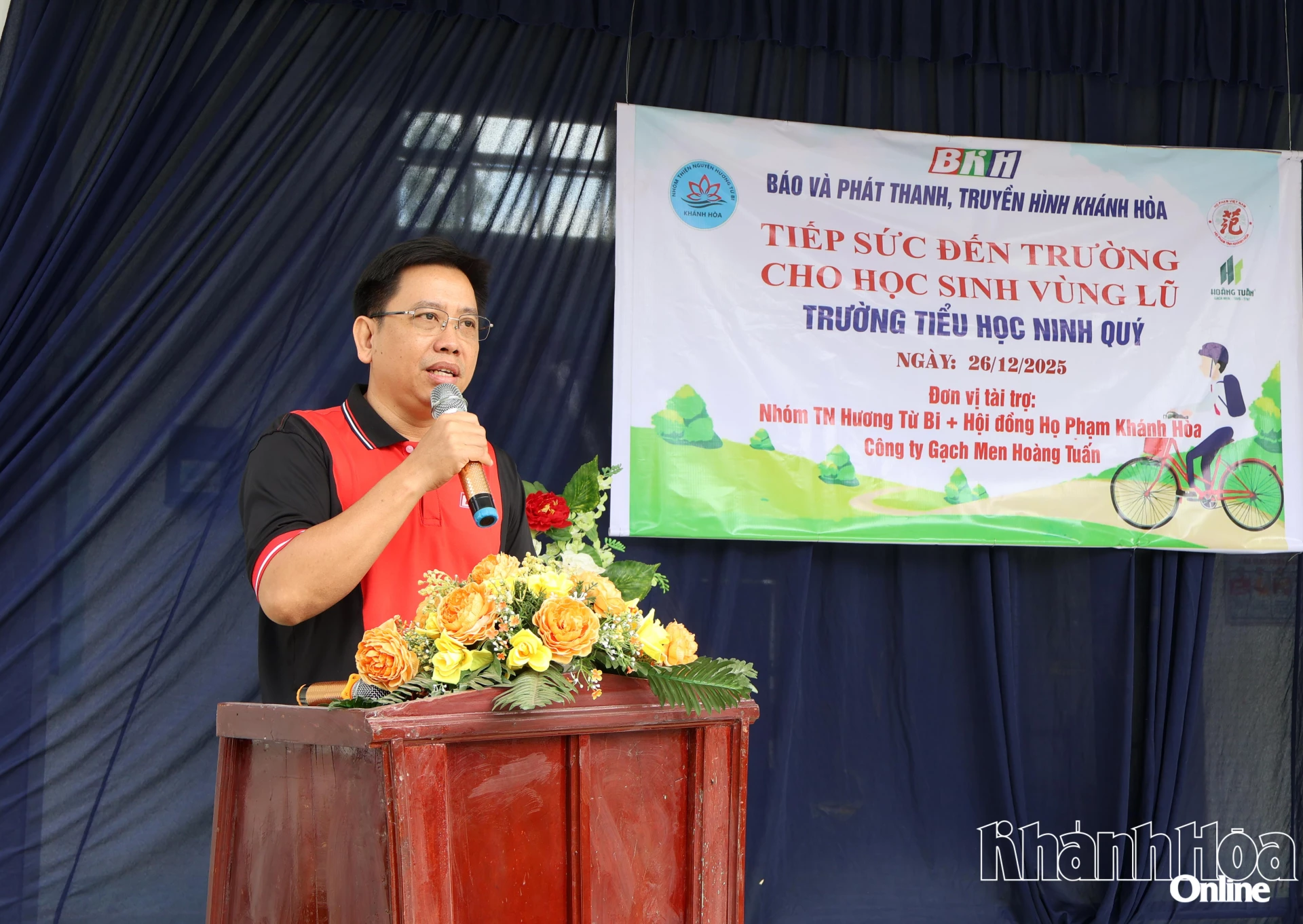 Lãnh đạo Báo và Phát thanh, Truyền hình Khánh Hòa phát biểu tại chương trình.