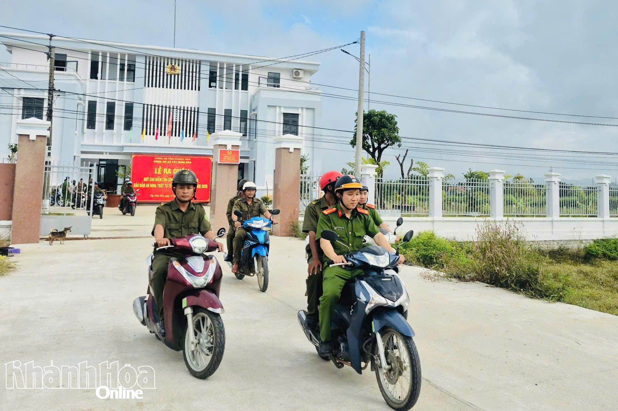 Lực lượng Công an xã diễu hành trên các tuyến đường chính