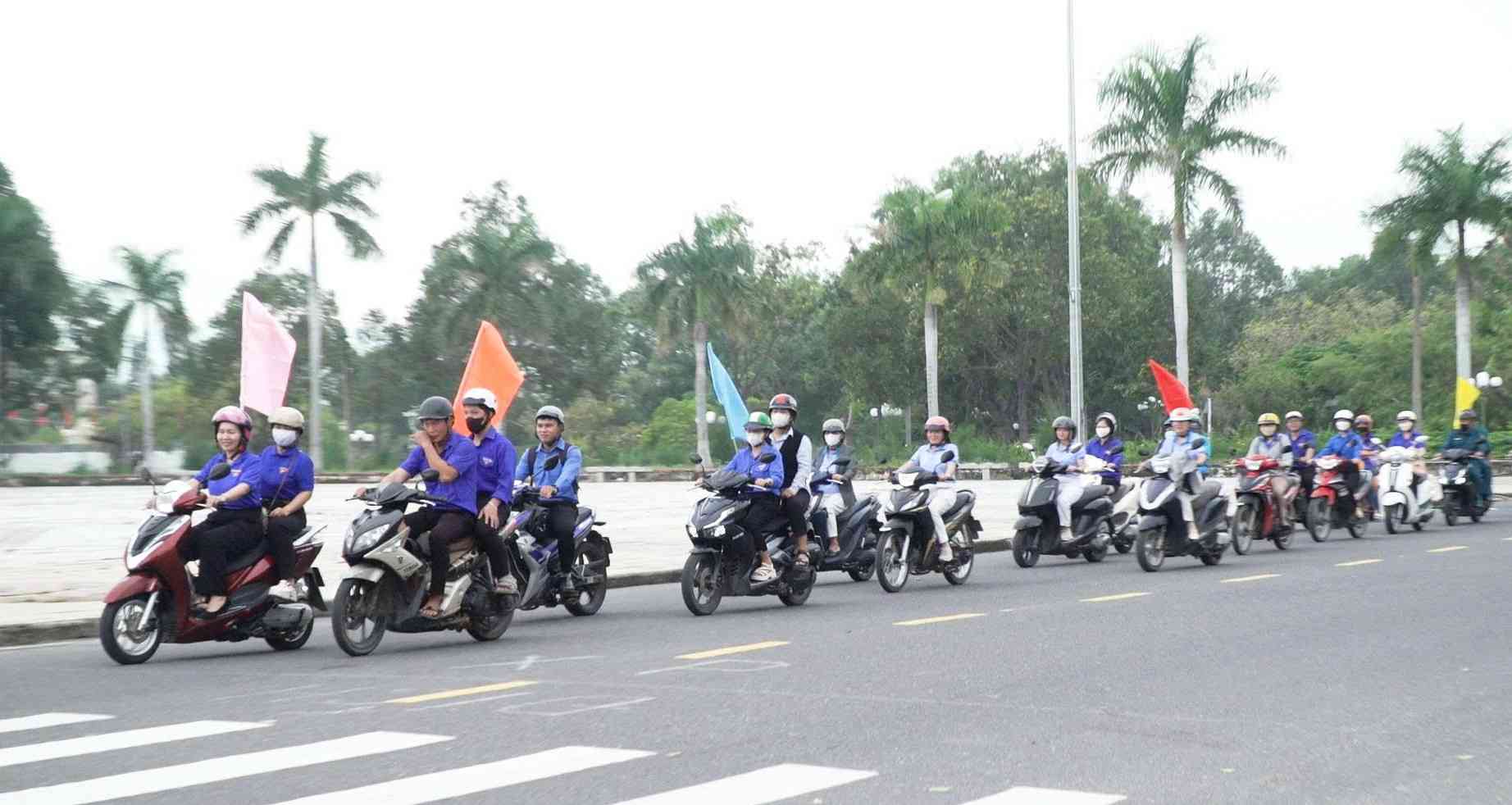 Lực lượng đoàn viên ra quân diễu hành trên các trục đường chính tuyên truyền phòng chống HIV/AIDS.