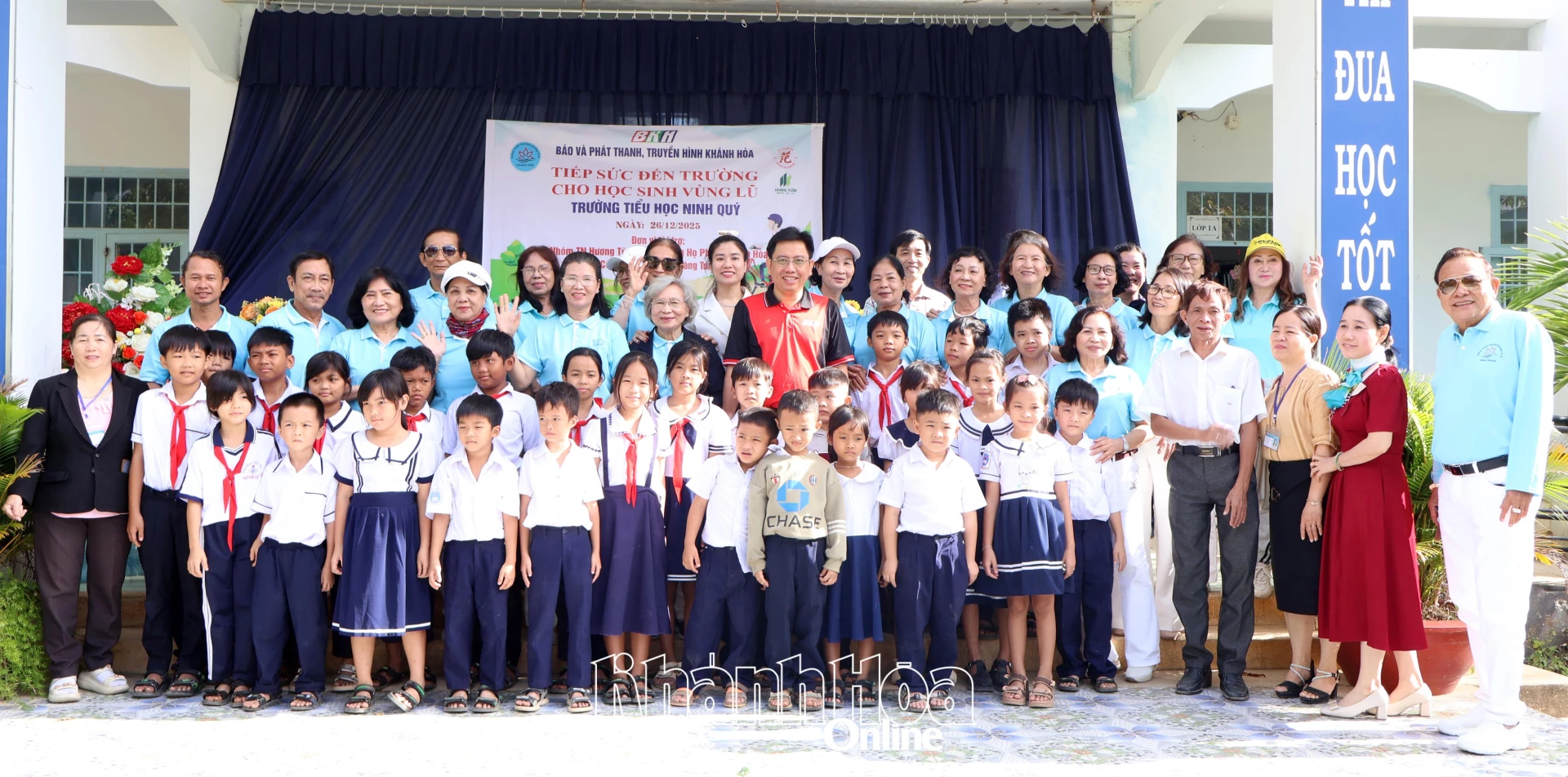 Các đại biểu và học sinh chụp hình lưu niệm.