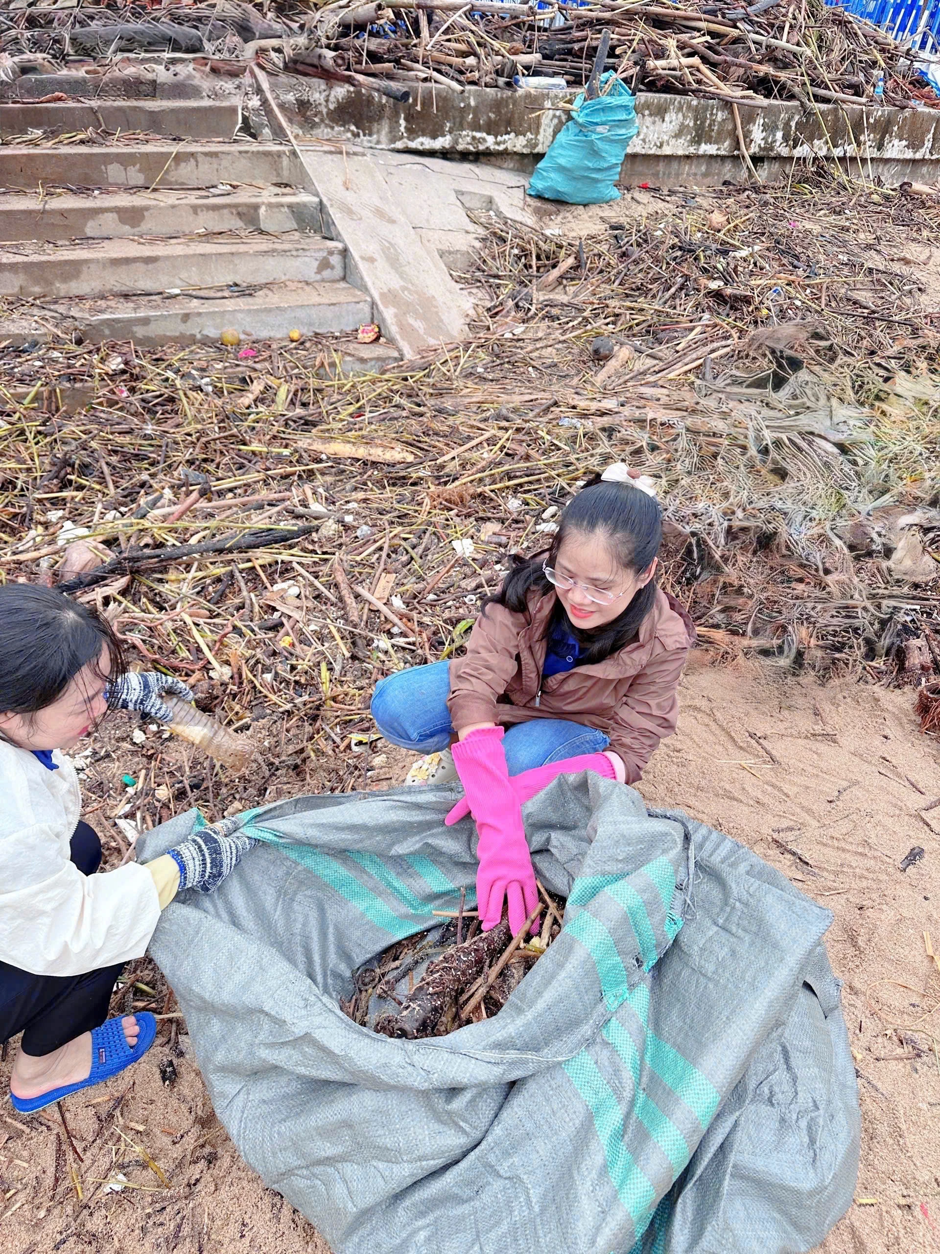 Cán bộ, nhân viên MB Khánh Hòa dọn rác trên bãi biển Nha Trang.