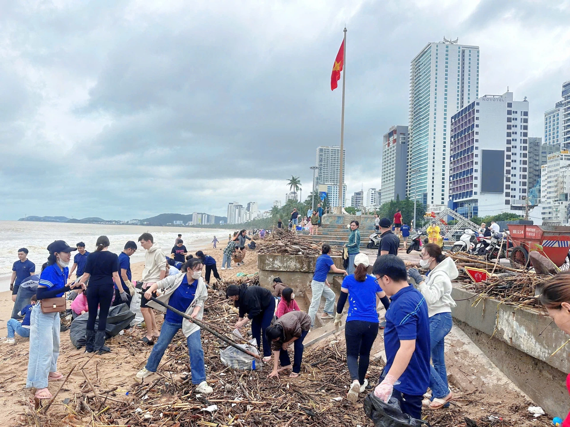 Cán bộ, nhân viên MB Khánh Hòa dọn rác bãi biển Nha Trang.