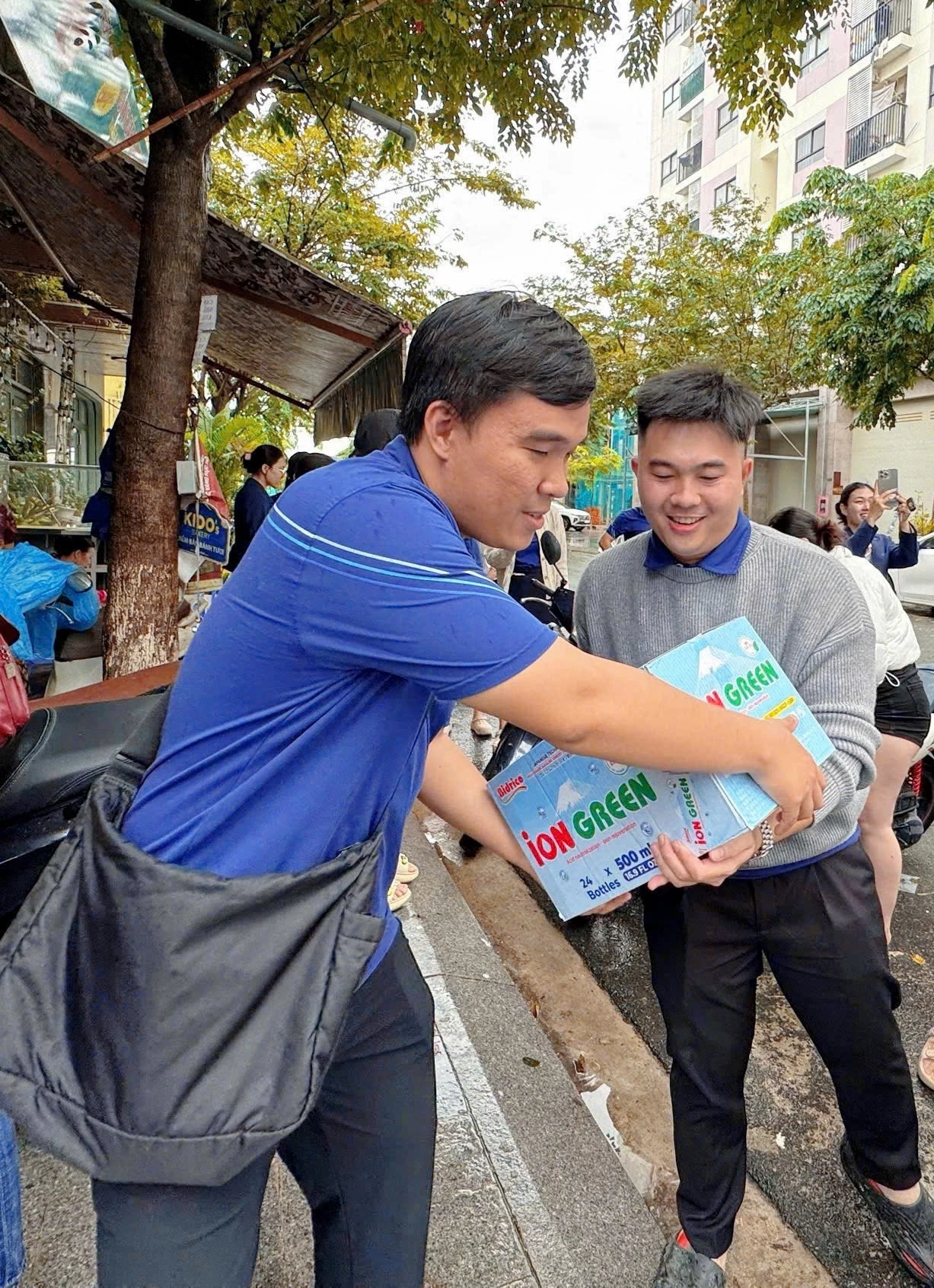 Nhân viên MB Khánh Hòa vận chuyển nước uống cứu trợ cho người dân vùng lũ.