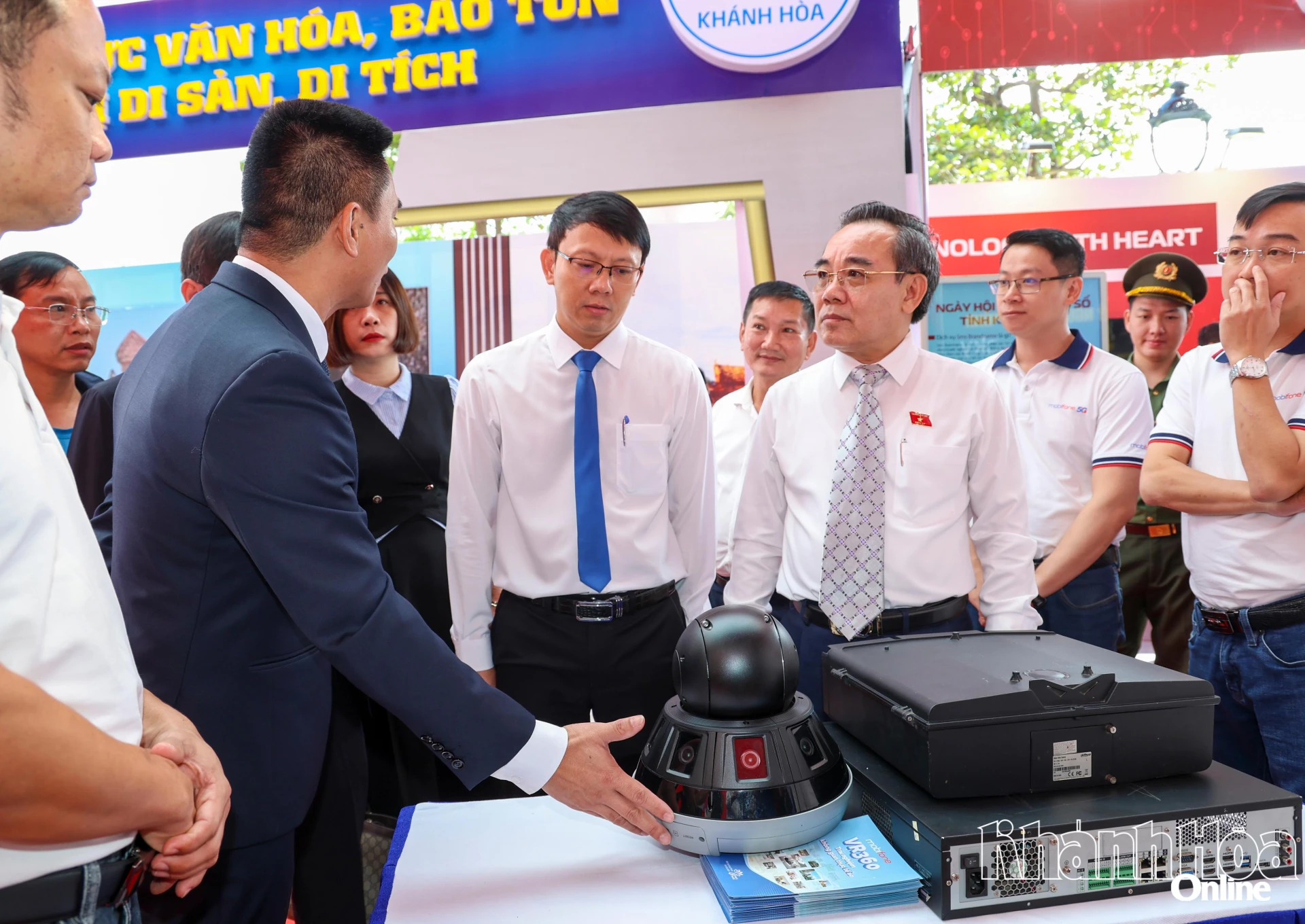 Đại biểu tham quan gian hàng của Mobiphone. 