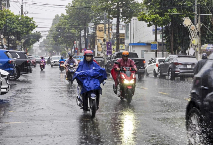 Cảnh báo mưa dông trên đất liền, gió mạnh trên biển
