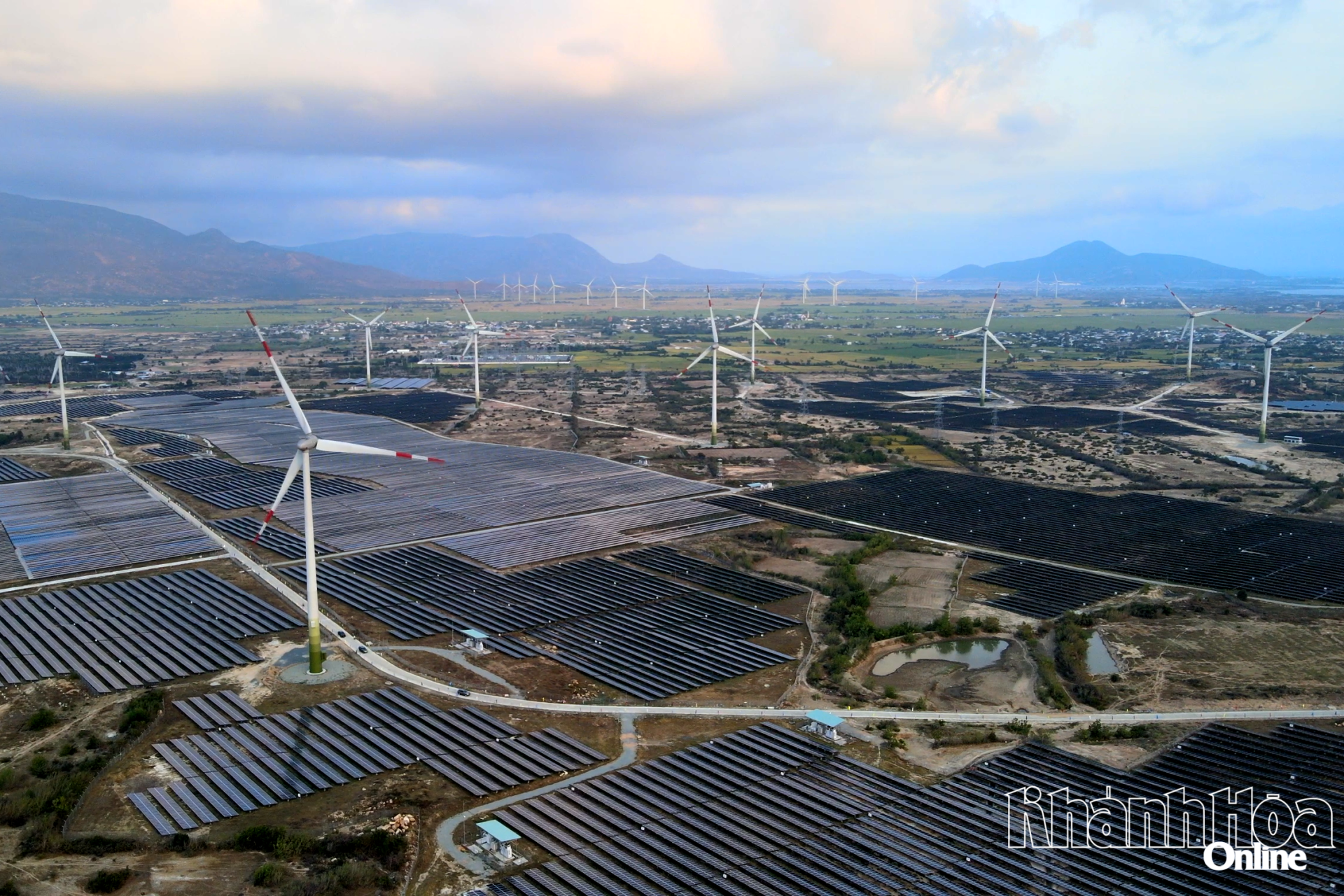 Trang trại điện gió và điện mặt trời Trung Nam.