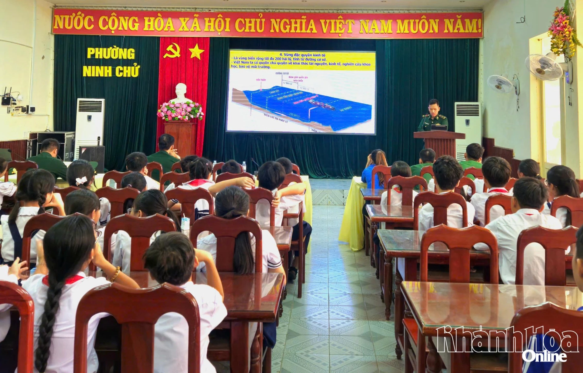 Các học sinh, đoàn viên, thanh niên được phổ biến, giáo dục về chủ quyền biển, đảo của quê hương