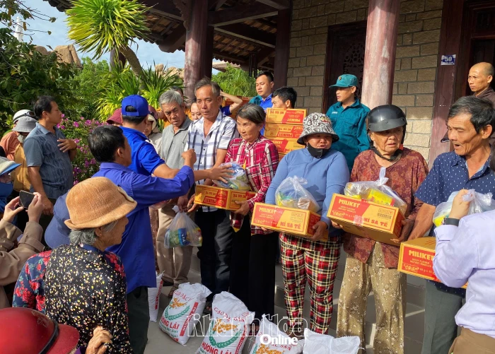 Mặt trận phường Ninh Chử phối hợp tặng 150 suất quà cho hộ nghèo