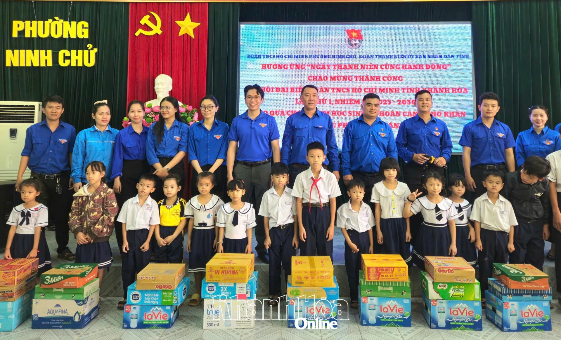 Đoàn phường Ninh Chử và Đoàn Thanh niên UBND tỉnh trao quà cho học sinh.