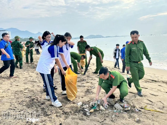 Phường Ninh Chử ra quân vệ sinh môi trường bờ biển