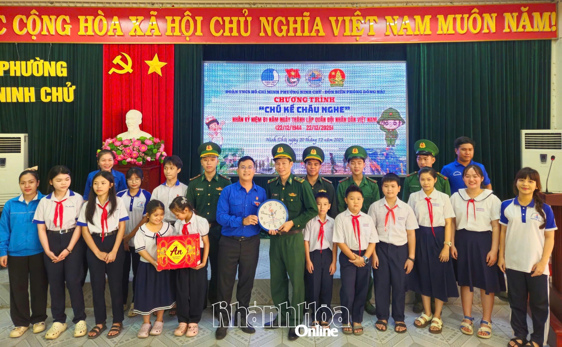 Đoàn phường Ninh Chử đã tặng quà tri ân Đồn Biên phòng Đông Hải
