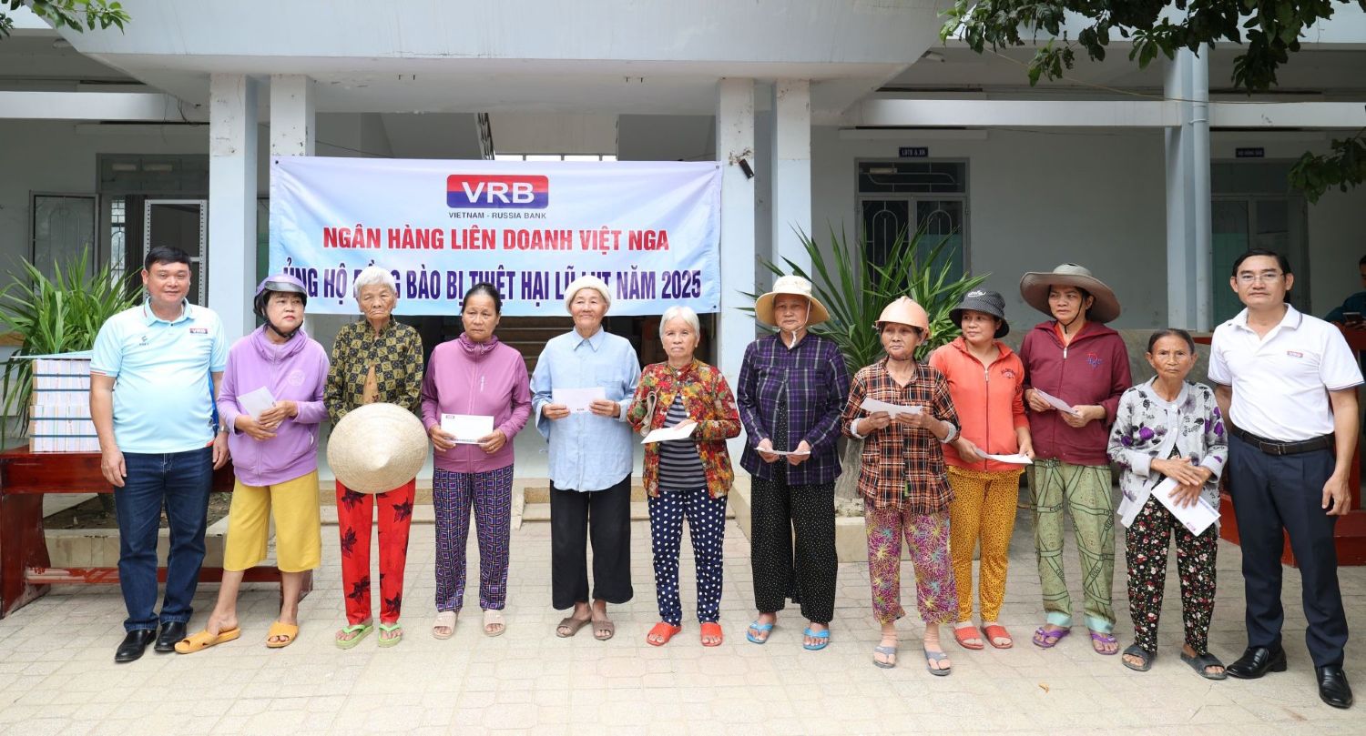 Tặng quà cho các hộ gia đình khó khăn tổ dân phố Tây, phường Bắc Nha Trang.