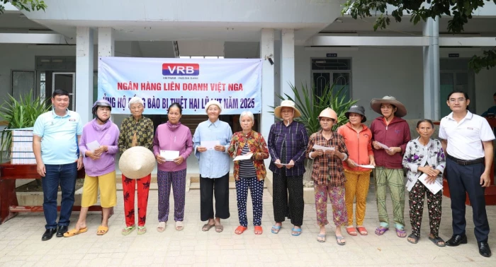 Ngân hàng Liên doanh Việt - Nga tặng quà cho người dân bị ảnh hưởng mưa lũ