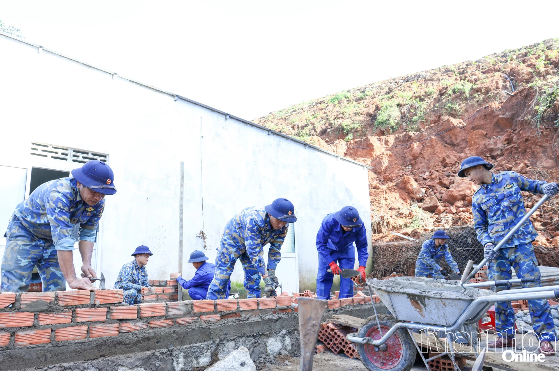 Cán bộ, chiến sĩ Lữ đoàn 162 và Lữ đoàn 957 xây nhà cho người dân thôn Tà Giang 2, xã Tây Khánh Sơn.
