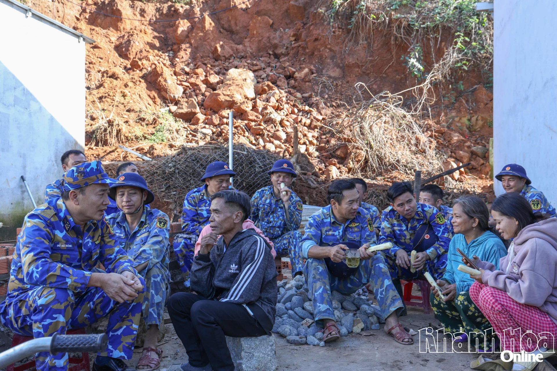 Ông Cao Cà Yêu (chủ nhà) trò chuyện với cán bộ, chiến sĩ trong phút giải lao.
