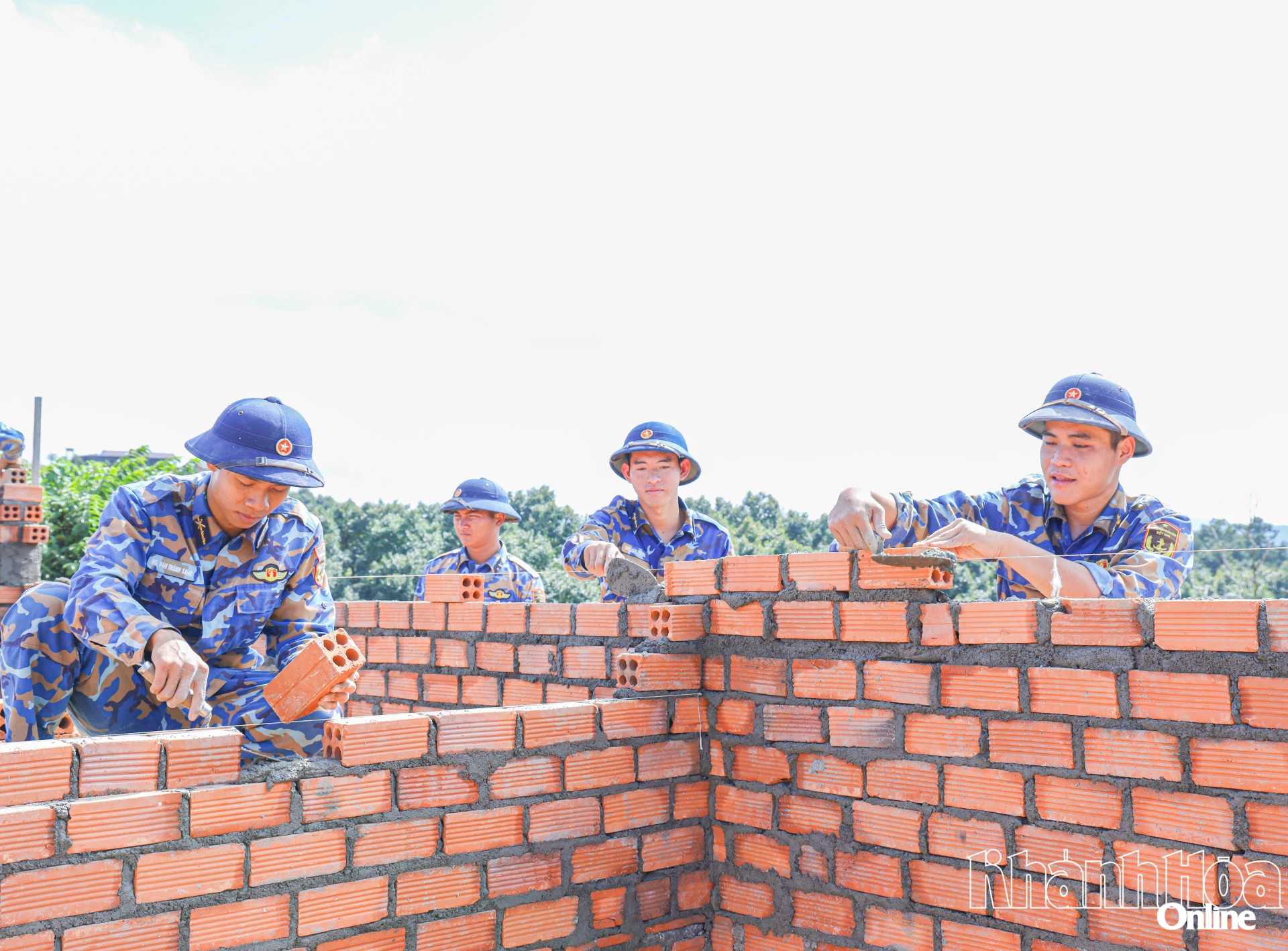 Chiến sĩ Lữ đoàn 957 xây nhà 
cho người dân thôn Cam Khánh, xã Tây Khánh Sơn.
