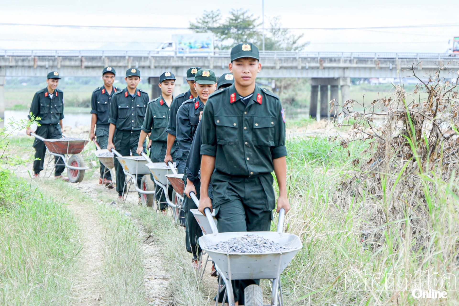 Cán bộ, chiến sĩ Phòng Cảnh sát cơ động Công an tỉnh và Trung đoàn Cảnh sát 
cơ động Nam Trung Bộ vận chuyển vật liệu xây nhà cho người dân xã Diên Lạc.
