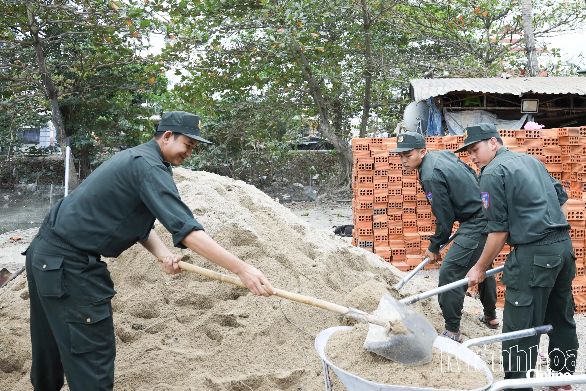 Lực lượng cảnh sát cơ động tham gia hỗ trợ xây nhà cho người dân.
