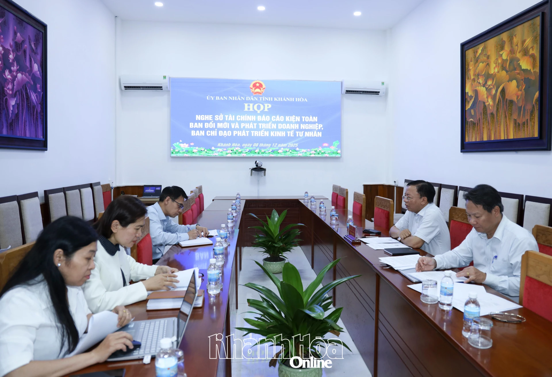 Quang cảnh cuộc họp.