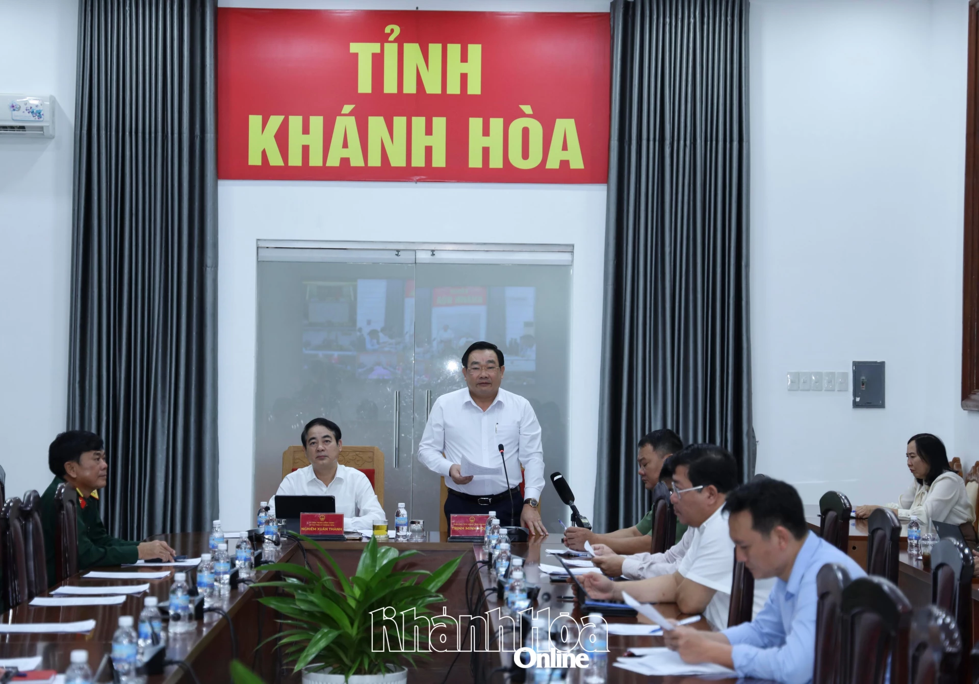 Đồng chí Bí thư Tỉnh ủy Nghiêm Xuân Thành và Phó Chủ tịch UBND tỉnh Trịnh Minh Hoàng tham dự cuộc họp tại điểm cầu Khánh Hòa.