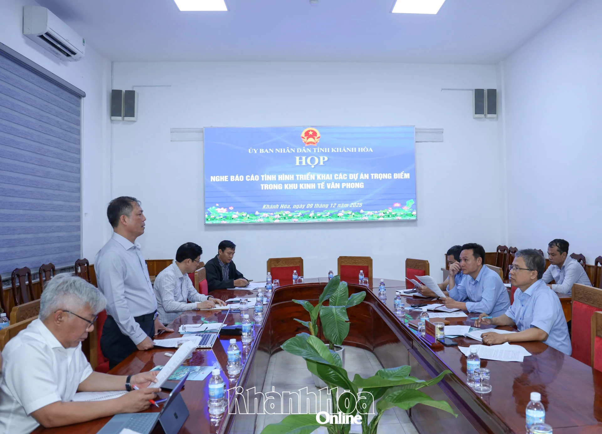 Quang cảnh cuộc họp.