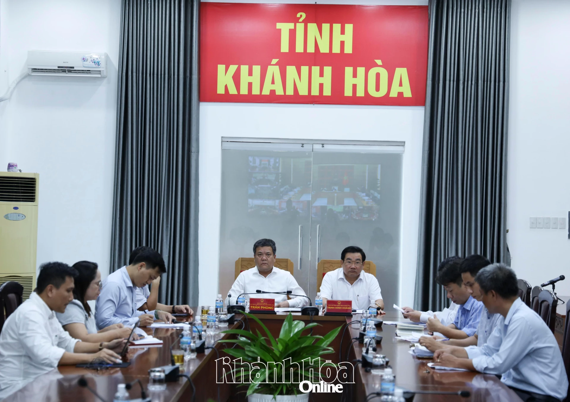 Quang cảnh cuộc họp.