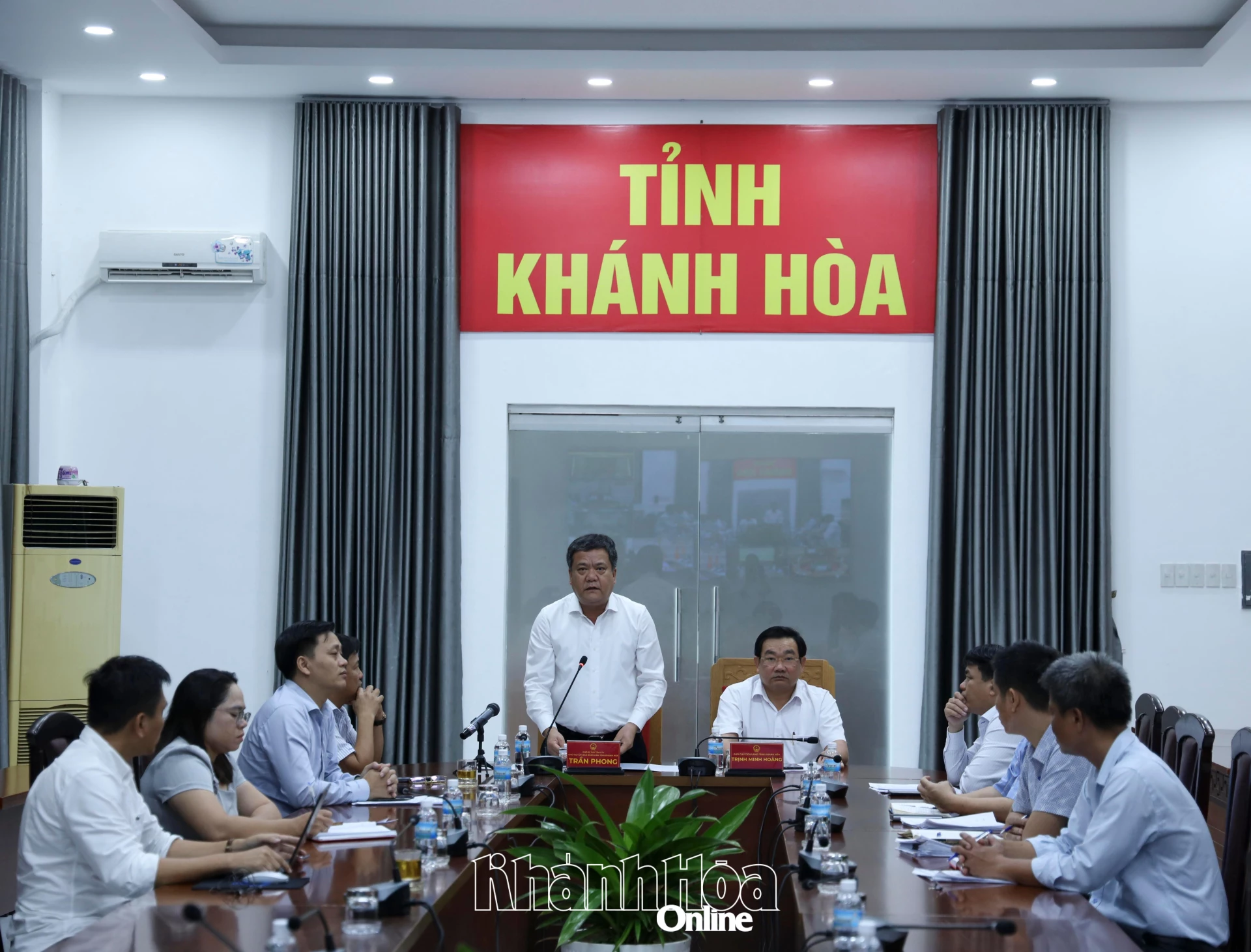 Đồng chí Trần Phong - Chủ tịch UBND tỉnh phát biểu tại cuộc họp.